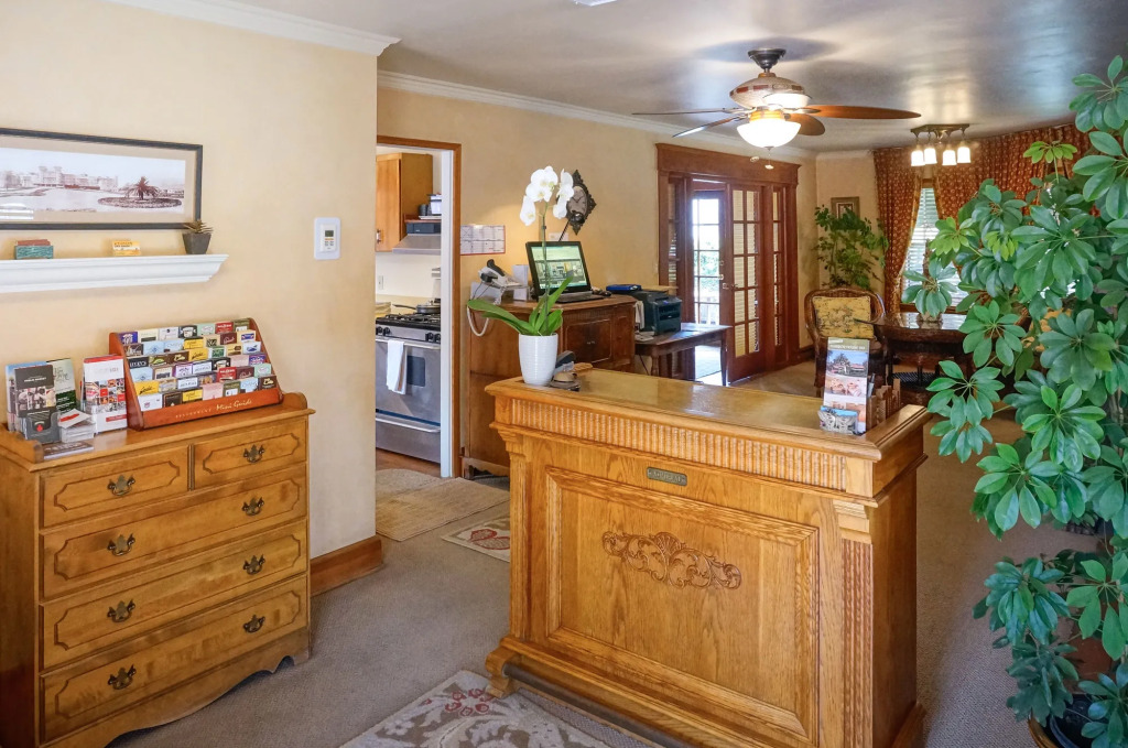 Harbor House Inn