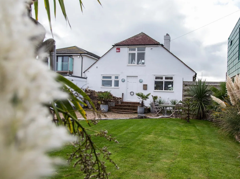 Fairlight - Charming coastal home on the beach