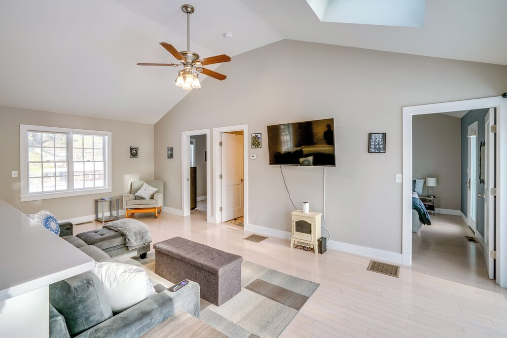 6 Mi to Tanglewood! High-end Lee Apartment