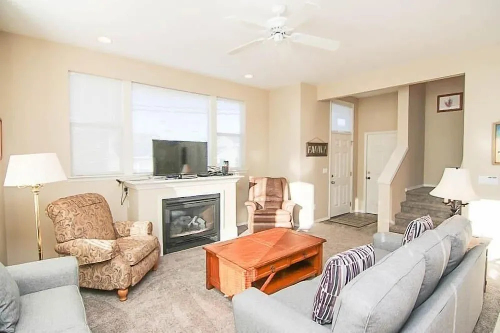 Cozy Gathering Space and Sparkling Amenities - Charming Seaside Haven