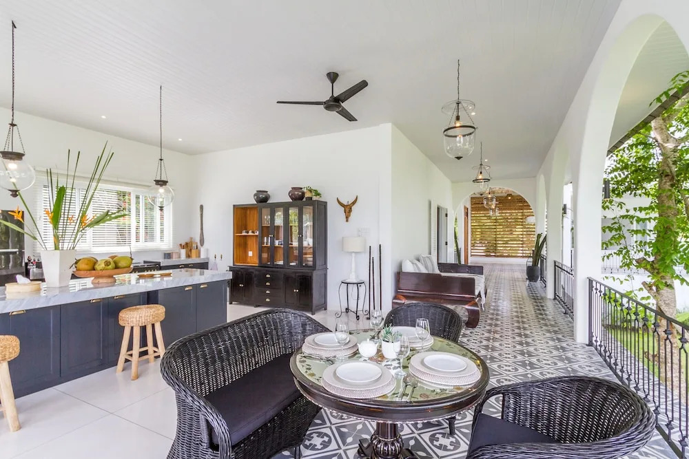 Villa Kusuma - Luxury Sea View 5 Bedroom Villa Close to Savaya