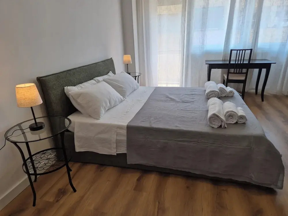 Casa Dolce Casa - Dual Modern Apartment, 1 min from Metro, up to 9 Guest