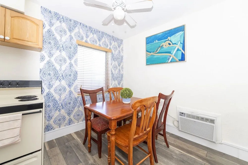 Tropic Isle Hotel & Apartment