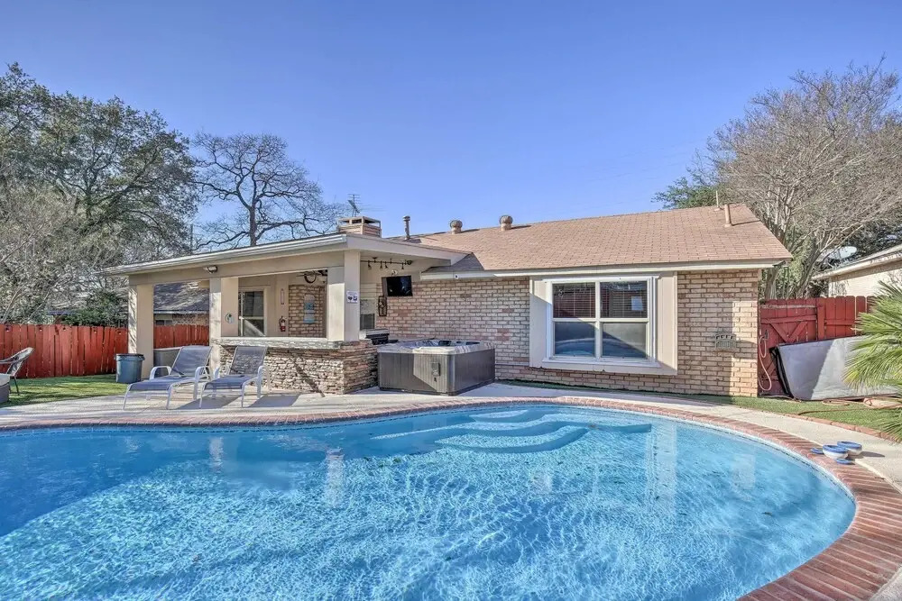 San Antonio Oasis w/ Hot Tub, Pool & Outdoor Bar!