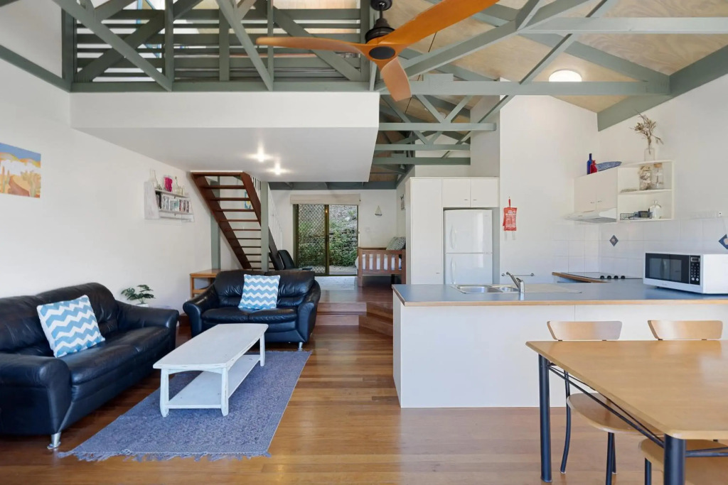 MAIN STAY - 100m to patrolled beach, pool, wifi, close to cafes