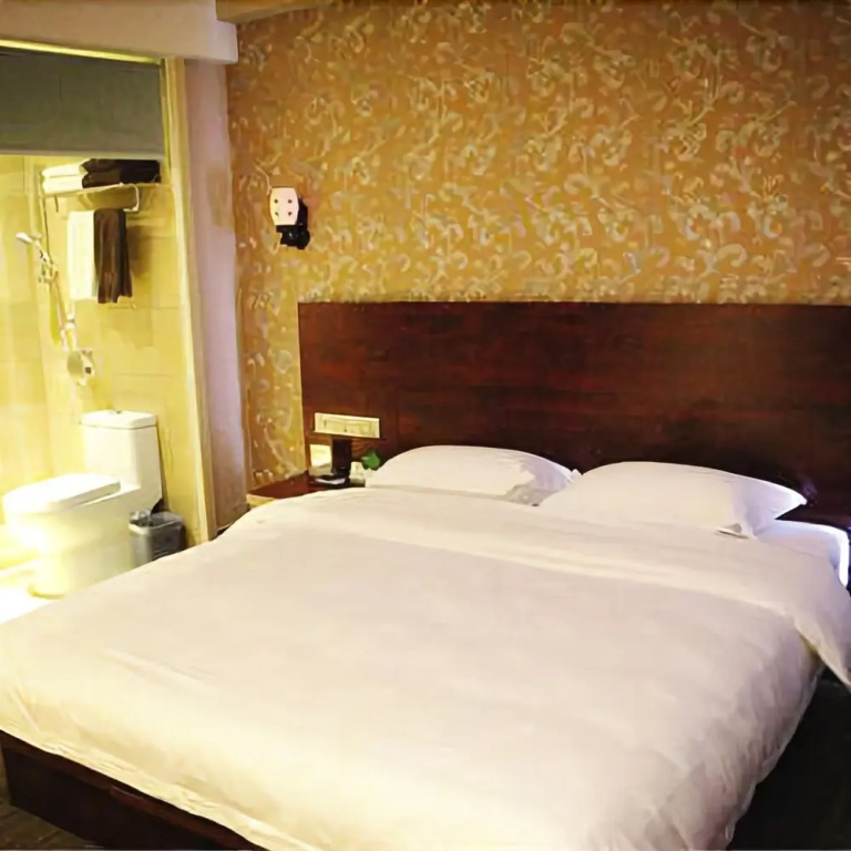 Yijia Baiyun Hotel