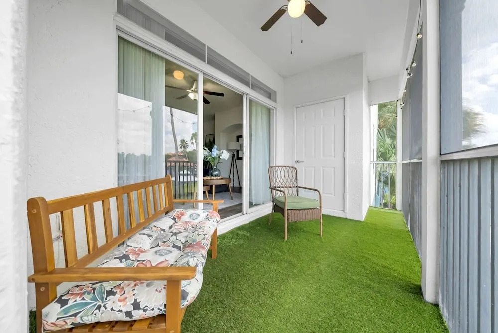 Vibrant 2BR 2BA w King Bed Pool Gym 11