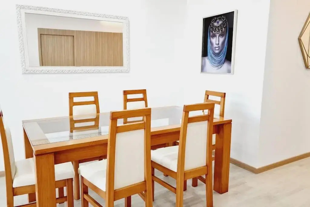 Apartamento encantador com piscina e vista mar