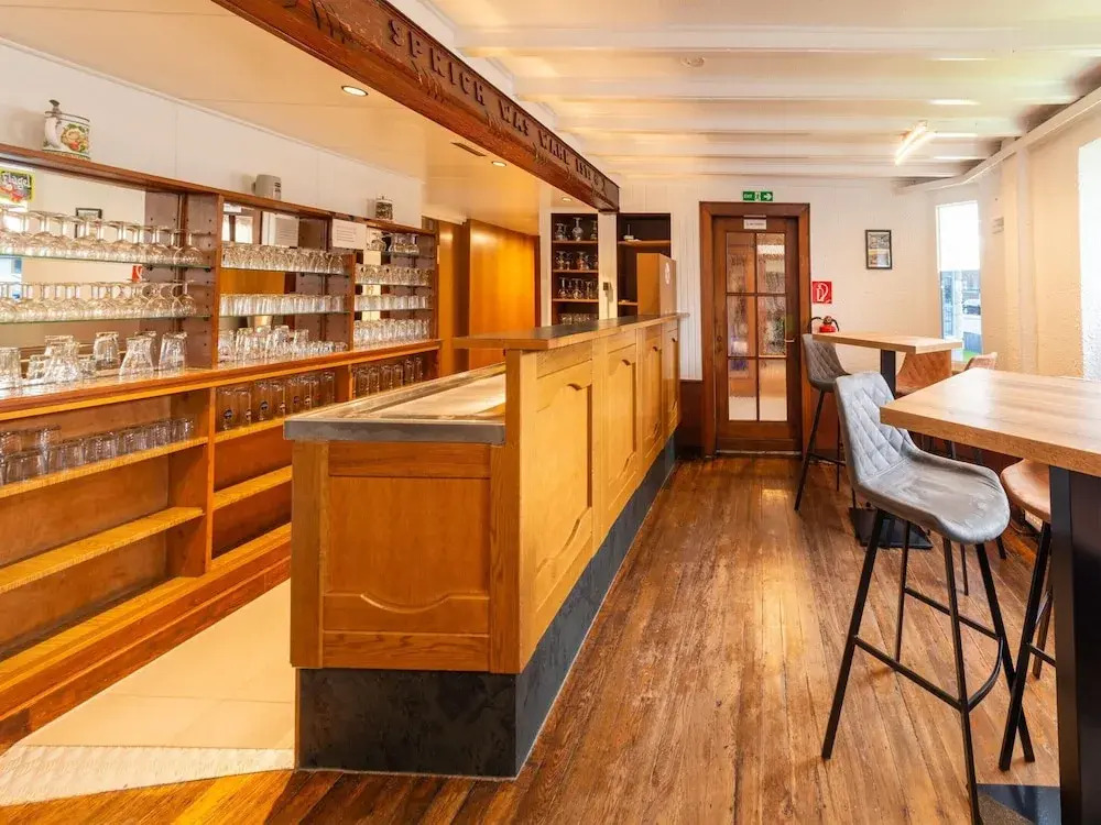 Große Gruppenunterkunft im Nationalpark Eifel mit Bar und Terrasse