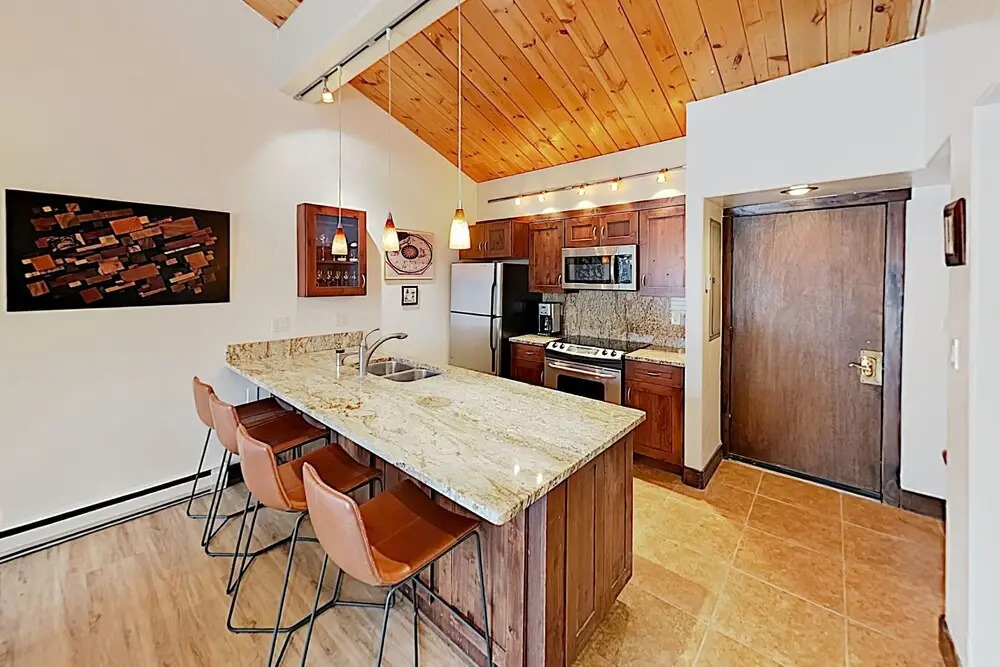 New Listing! Mountain Views By Lionshead - Hot Tub 3 Bedroom Condo