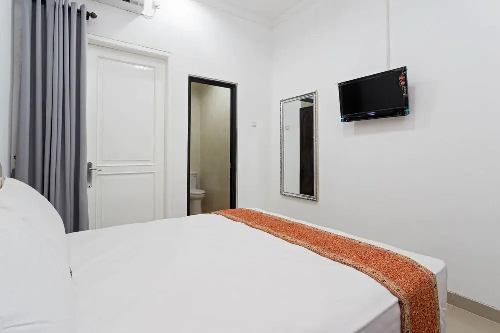 RedDoorz @ Kayu Manis Timur
