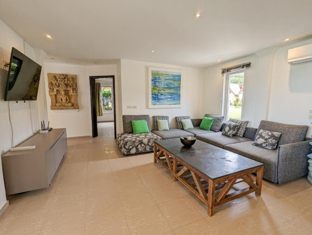 Beachfront 5-bedroom Villa - by KohChangVillas