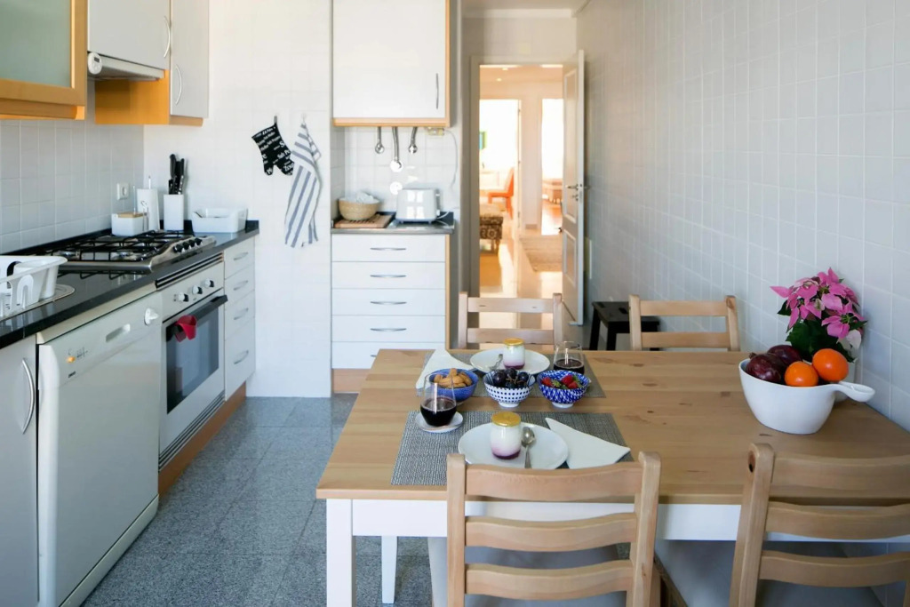 Stylish and Beautiful Apartment with Parking 24 by Lisbonne Collection