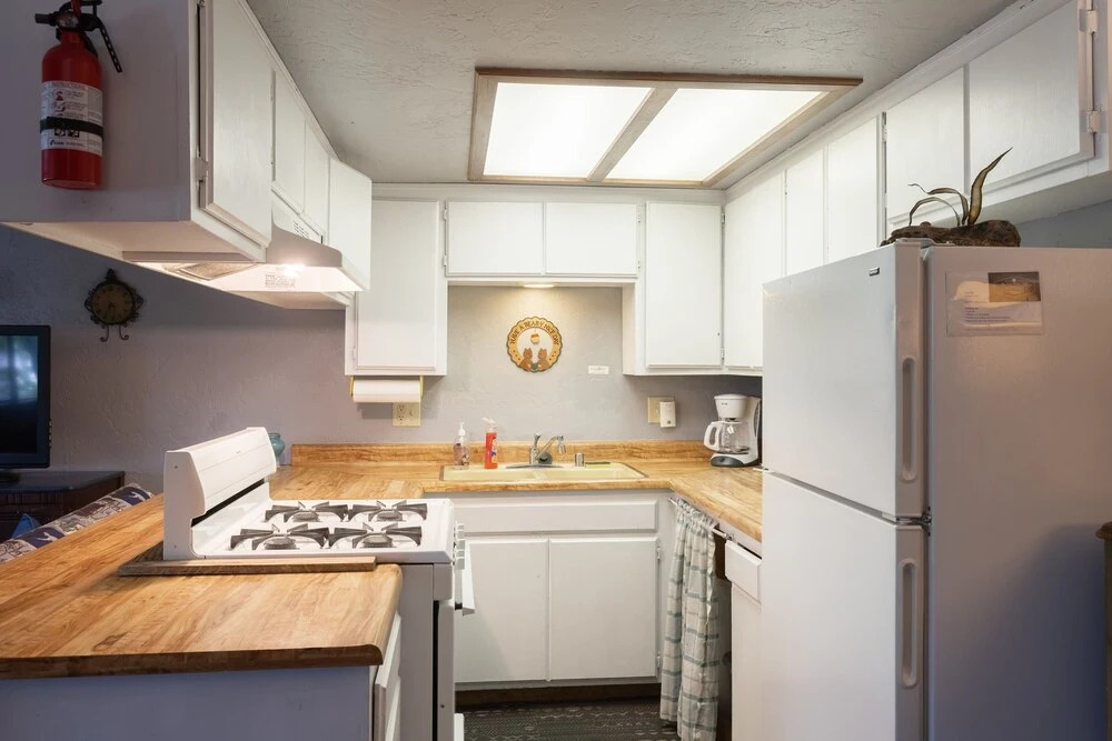 01 - Brown Bear 1 Bedroom Home by Redawning