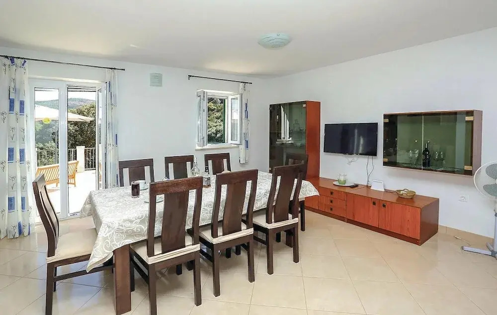Three-Bedroom Holiday Home In Pucisca