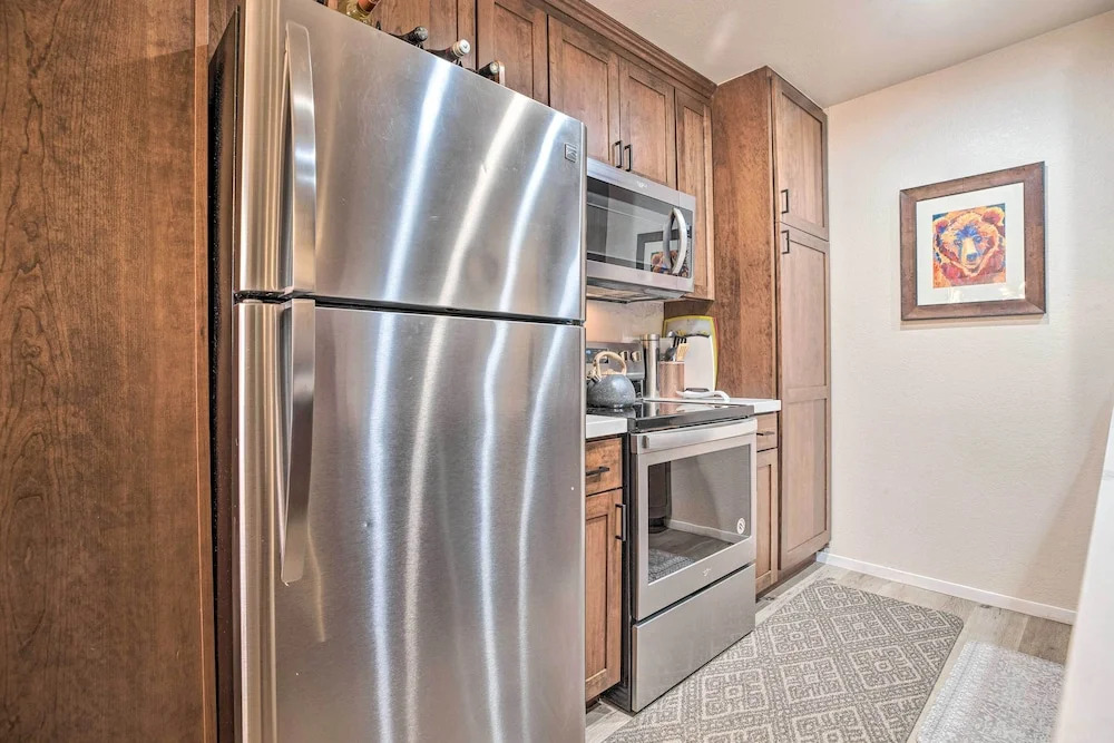 Elegant Mountain-view Condo < 1 Mi to Lifts!