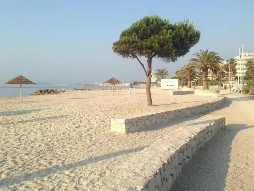 Côte d'Azur joli studio 50m plage, climatisation , parking.