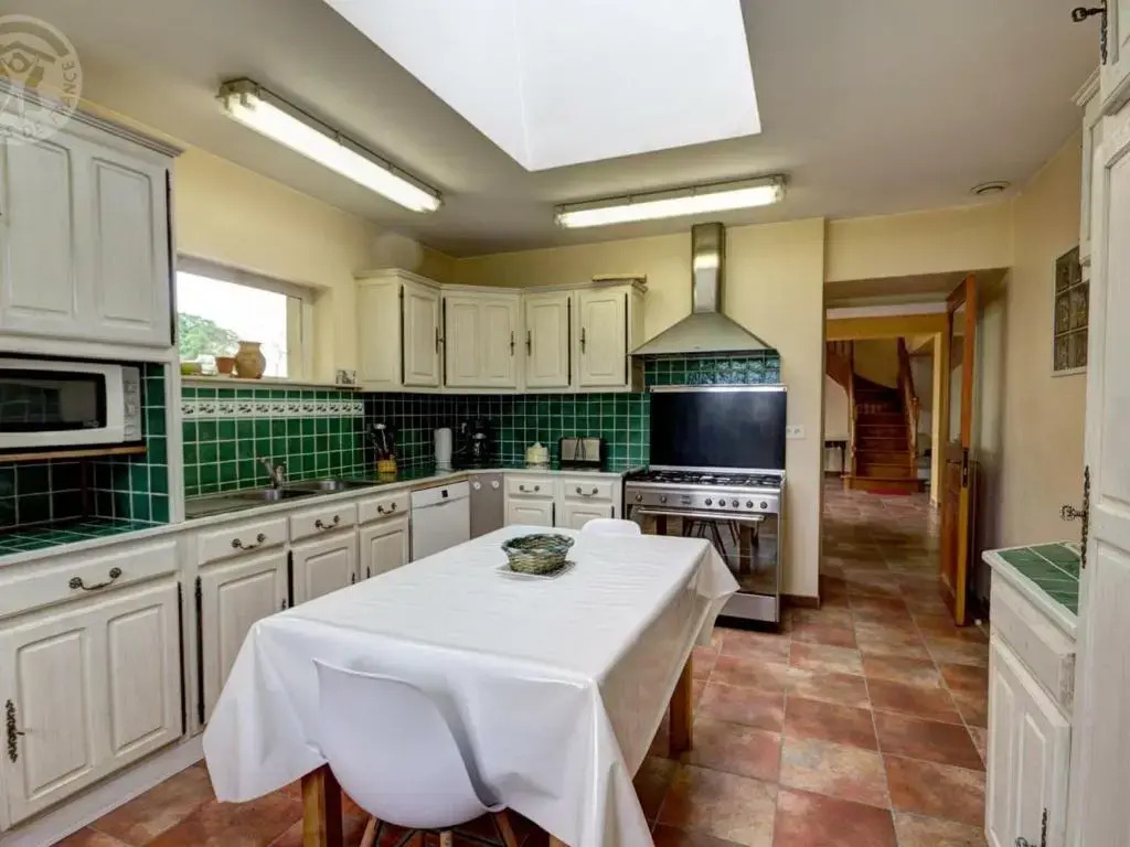 Maison spacieuse avec piscine chauffée, 4 chambres à Chalain-le-Comtal - FR-1-496-48