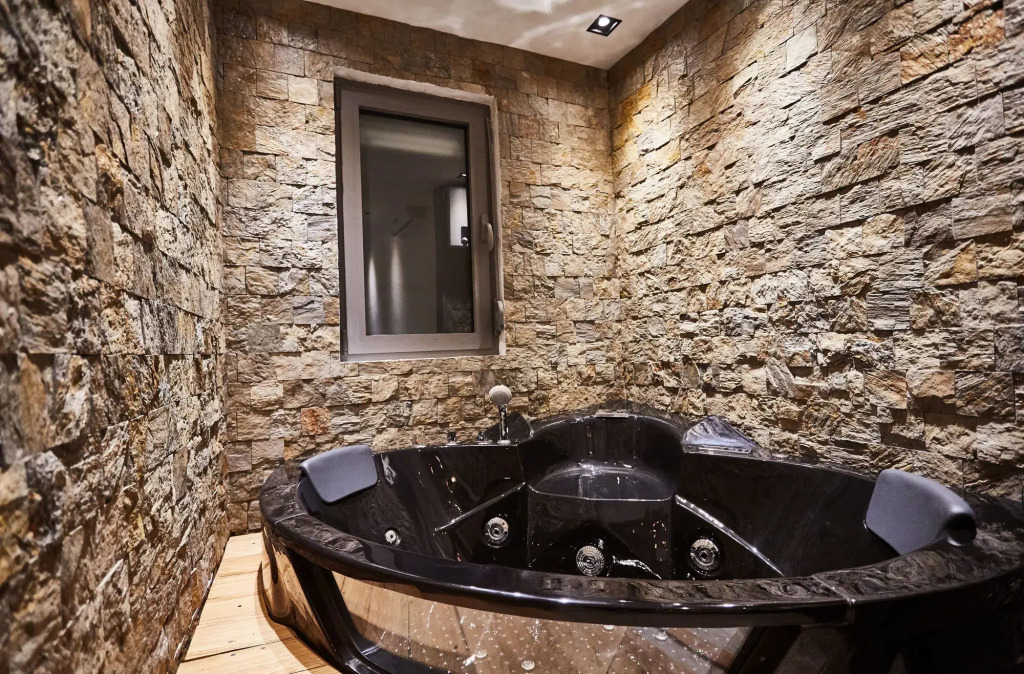 One Luxury Suites