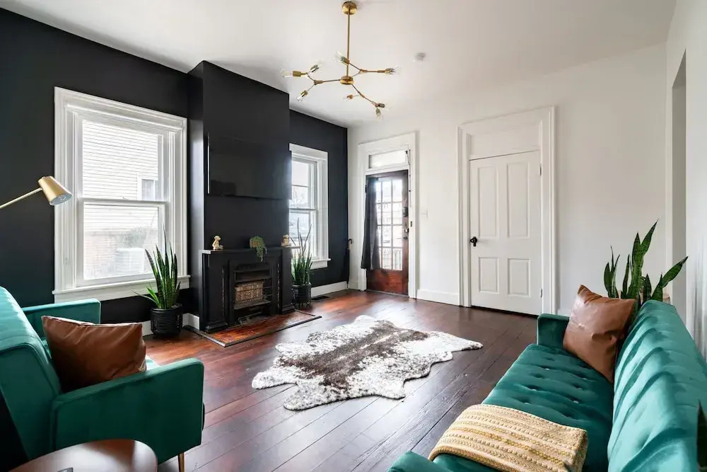 Jungle House Chillicothe Sleeps 24 Downtown Ohio Free Parking - Walk to Historic District - 5BR Luxury Home - Pet Friendly - King Beds - Over 5,800 Five Star Stays
