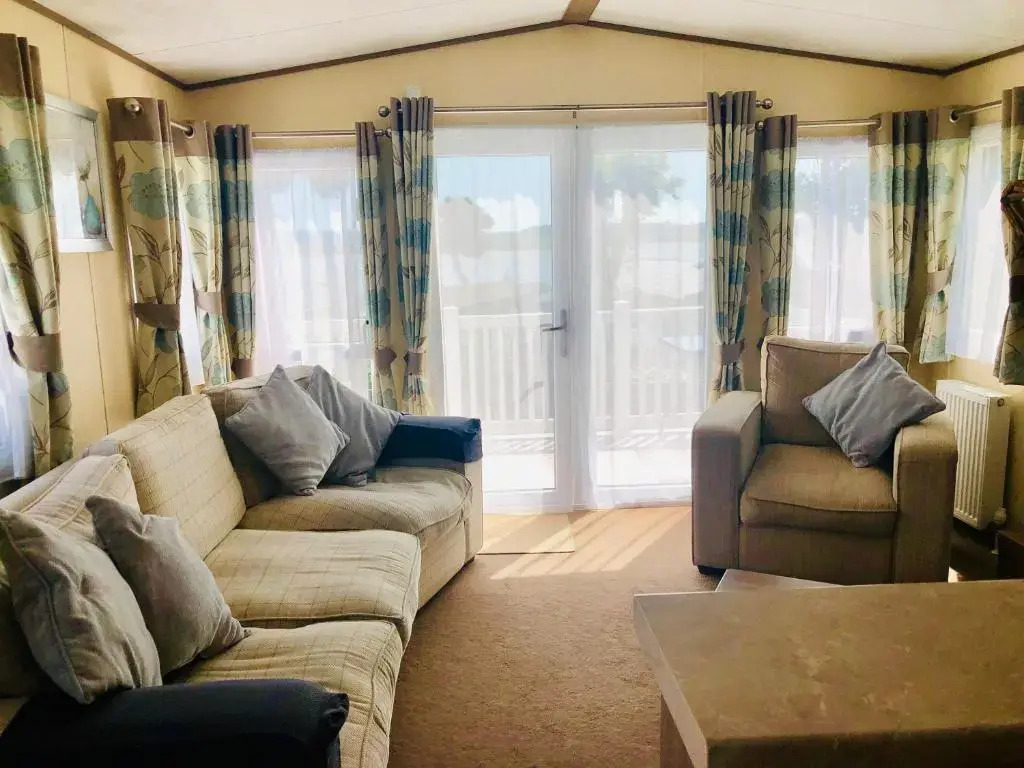Family Seaside Retreat Private Stay at 5-Star Rockley Holiday Park Poole