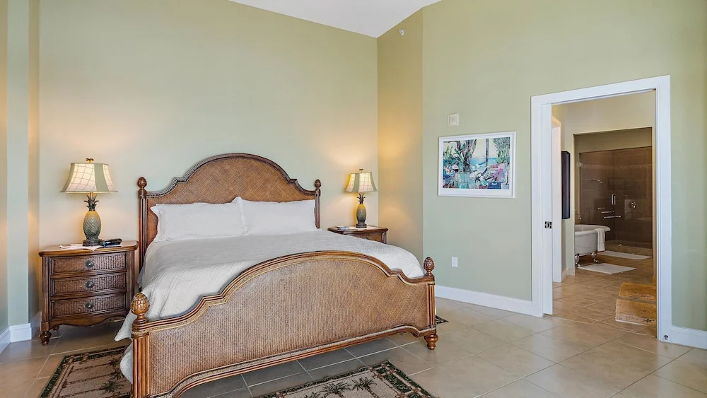 Crescent Siesta Key Charmer 3 Bedroom Condo by RedAwning