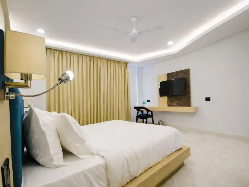 Hotel Holiday Grand Near Expo Mart
