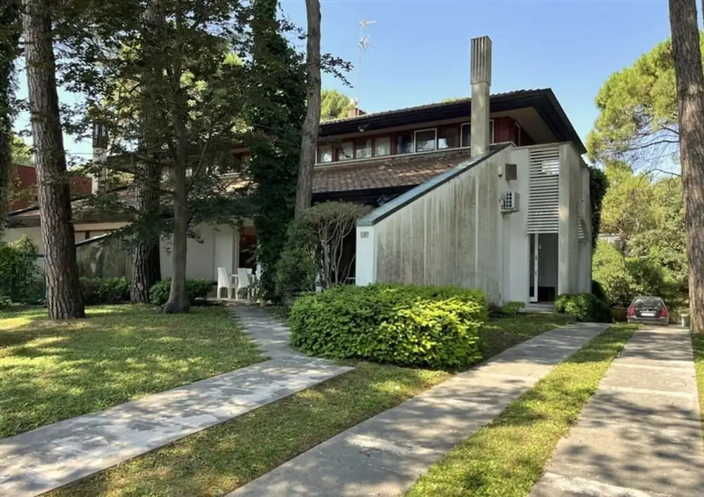 Charming and Tastefully Furnished Villa Steps From the sea