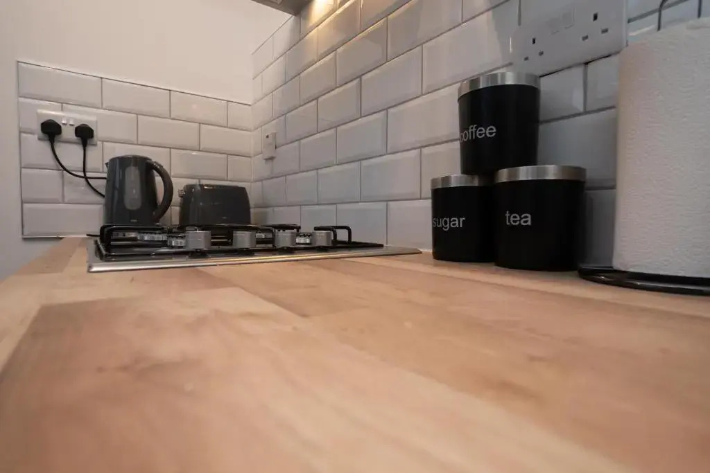 *Central *Studio Flat *Free Parking, Wifi, Netflix