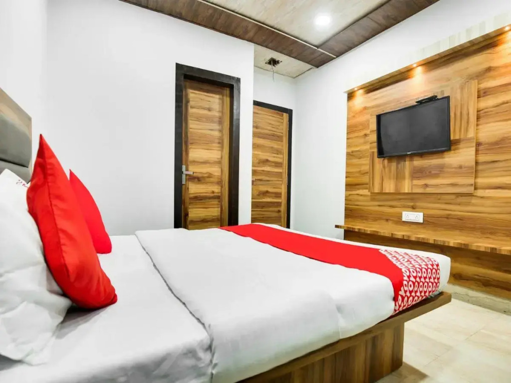 OYO Flagship 80706 Hotel Crown