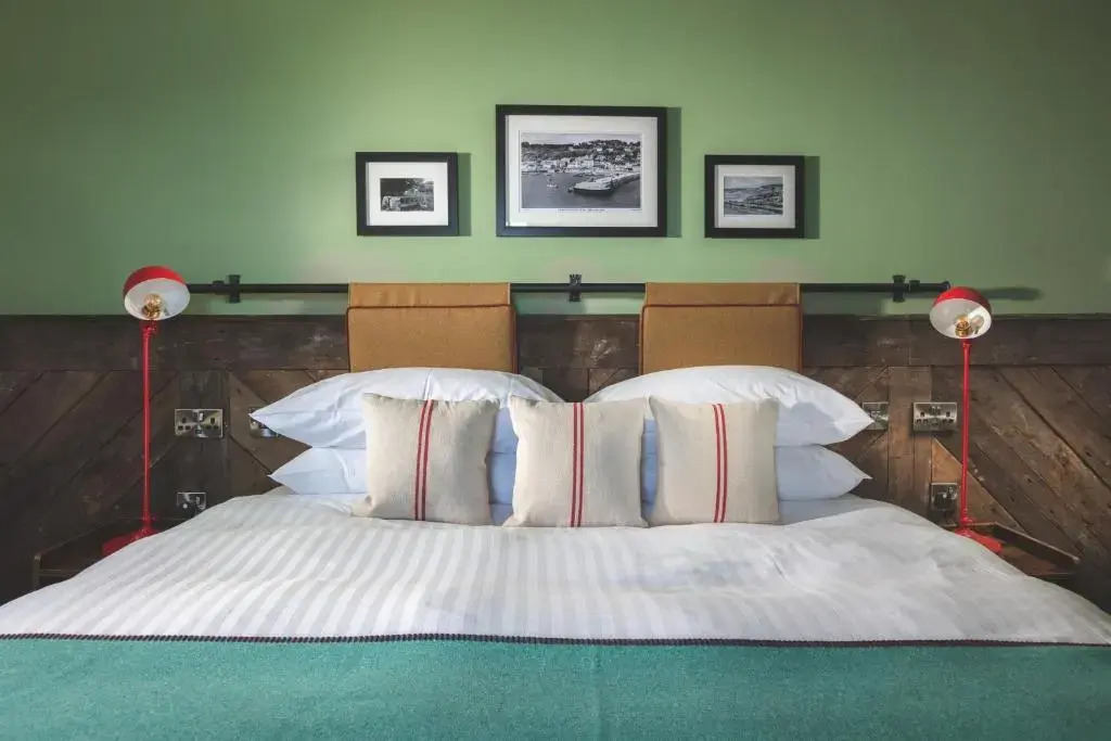 Rock Point Inn