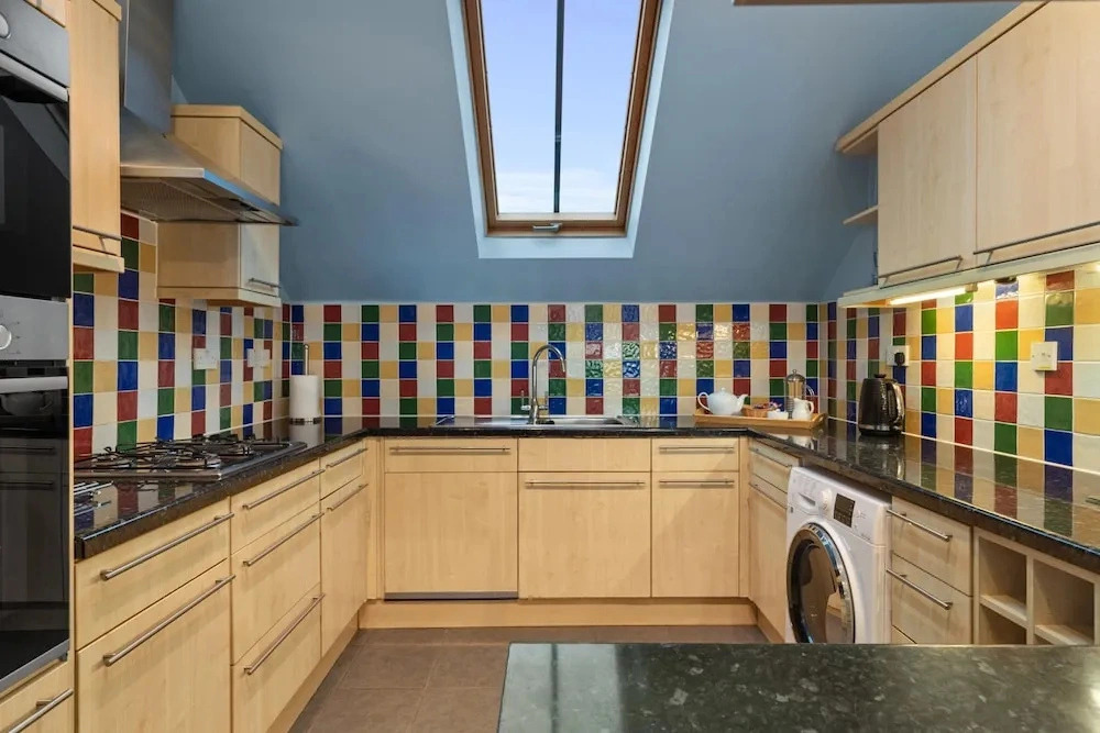 Schooner House - Panoramic Sea Views and Parking