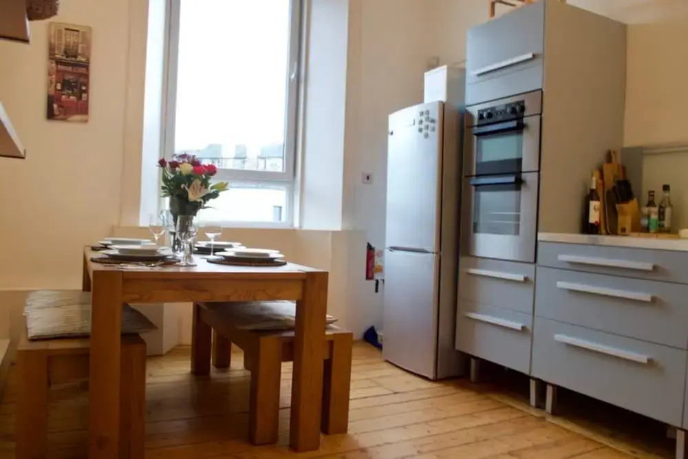 2 Bedroom Bright City Centre Flat Sleeps 4