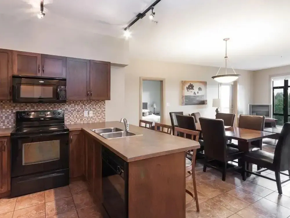 Corner Apartment with Lake View #518