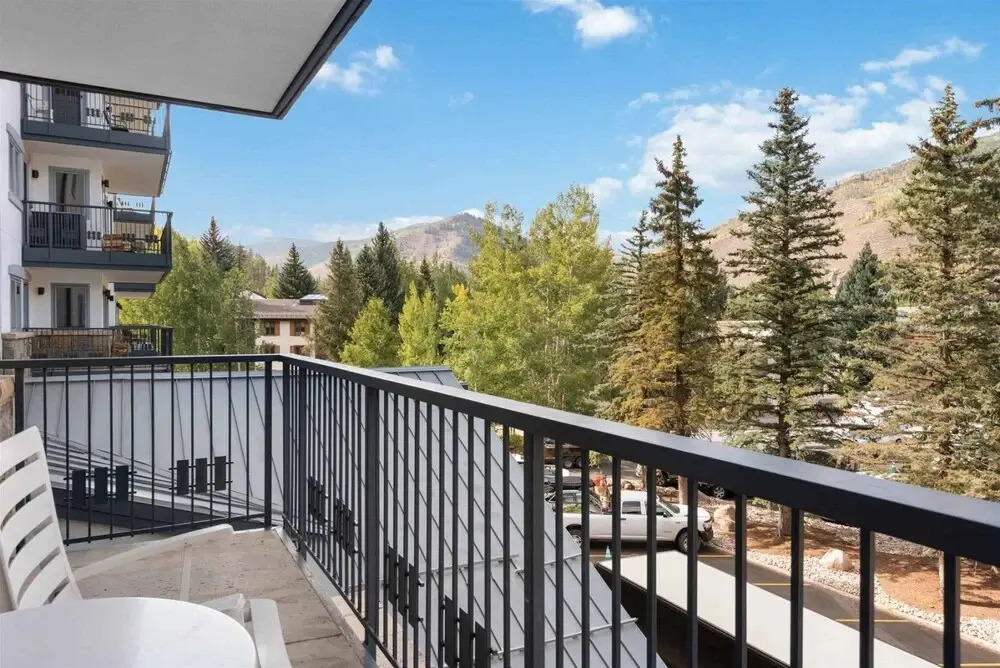 Cozy 2 Bedroom Slopeside Mountain Residence in Vail Village Just Steps From Gondola 1