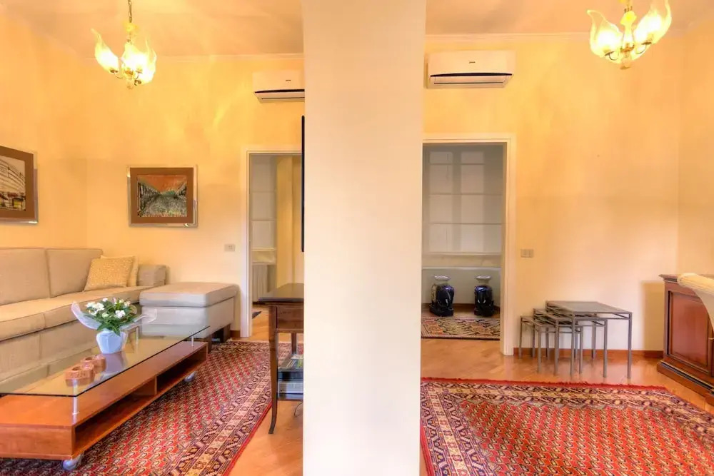 Spanish Steps Hills Apartment