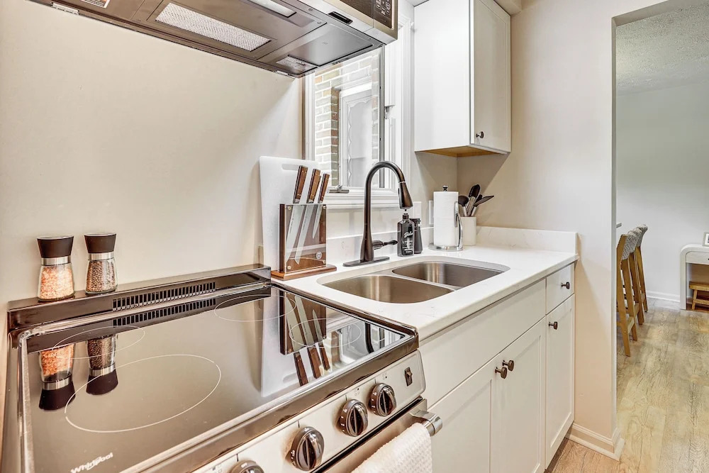 Cozy Meyers Lake Townhome: Near Hall of Fame!