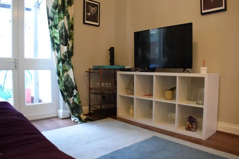 1 Bedroom Garden Flat in Zone 2