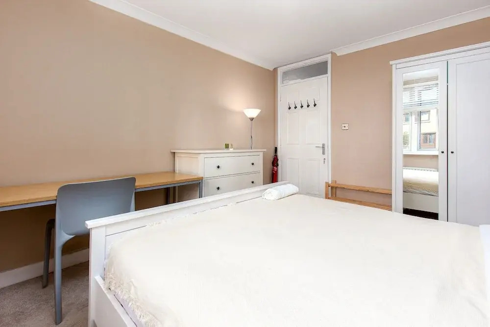 Metropolitan Close - Deluxe Guest Room 2