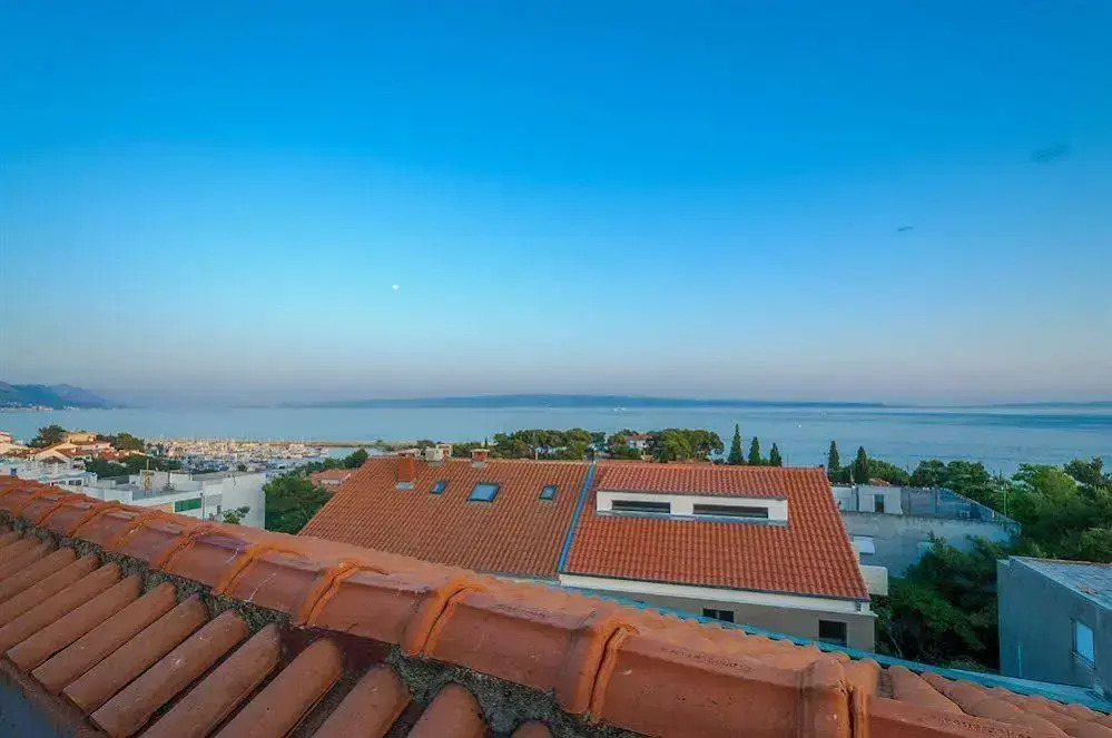 Cro Jet Set Palace