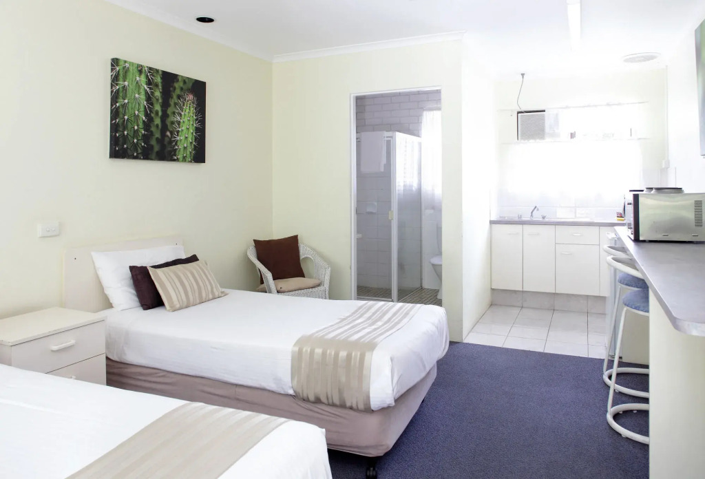 Twin Pines Motel