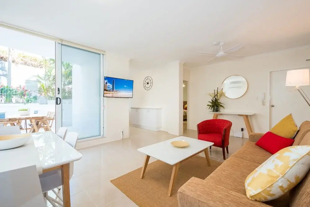 Private G/F 1 bedroom Carlton Apartment Cross the Road to Beach