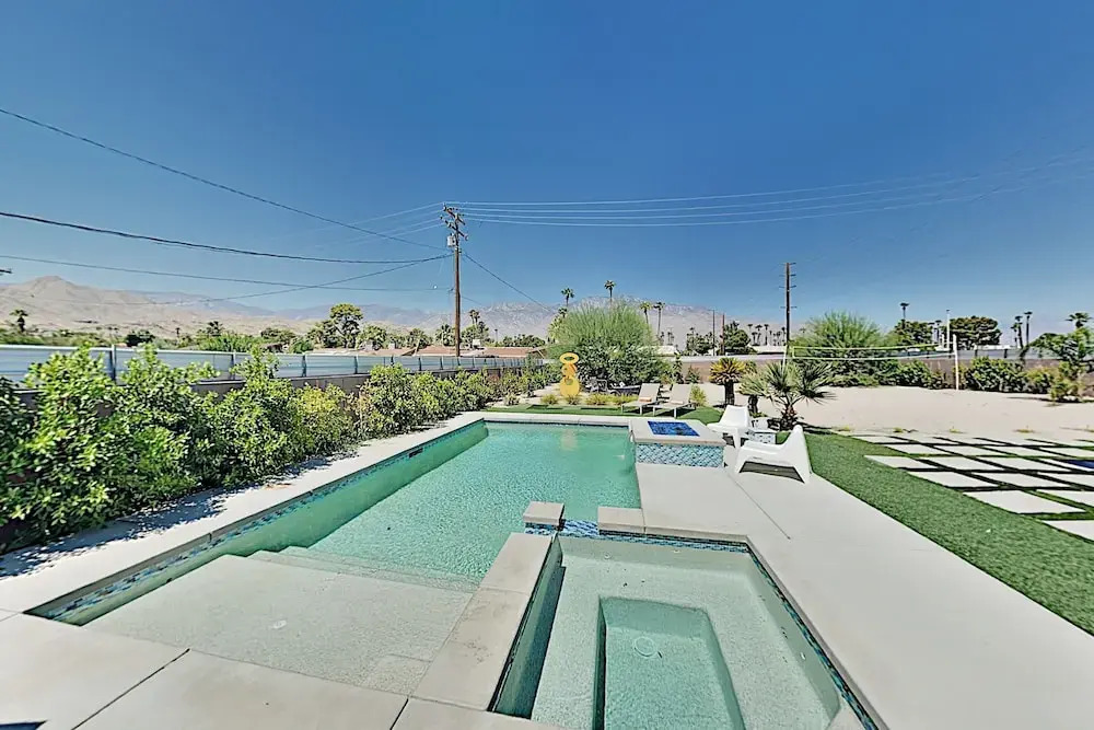 Mid-century Modern Home 3 Bedrooms 2 Bathrooms Home