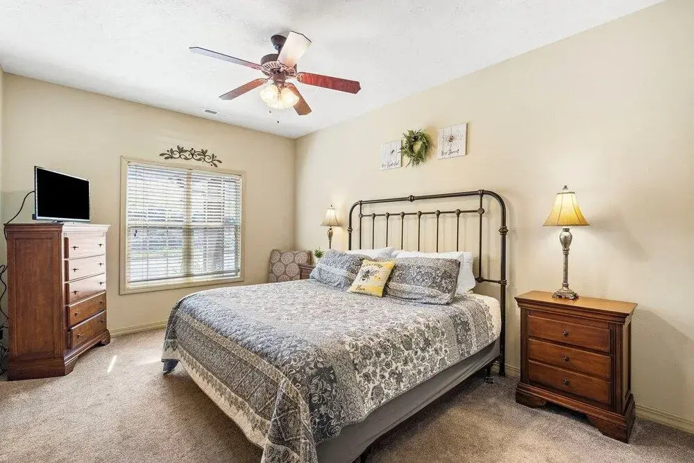 Honey Bee Inn w - Communal Amenities & More!