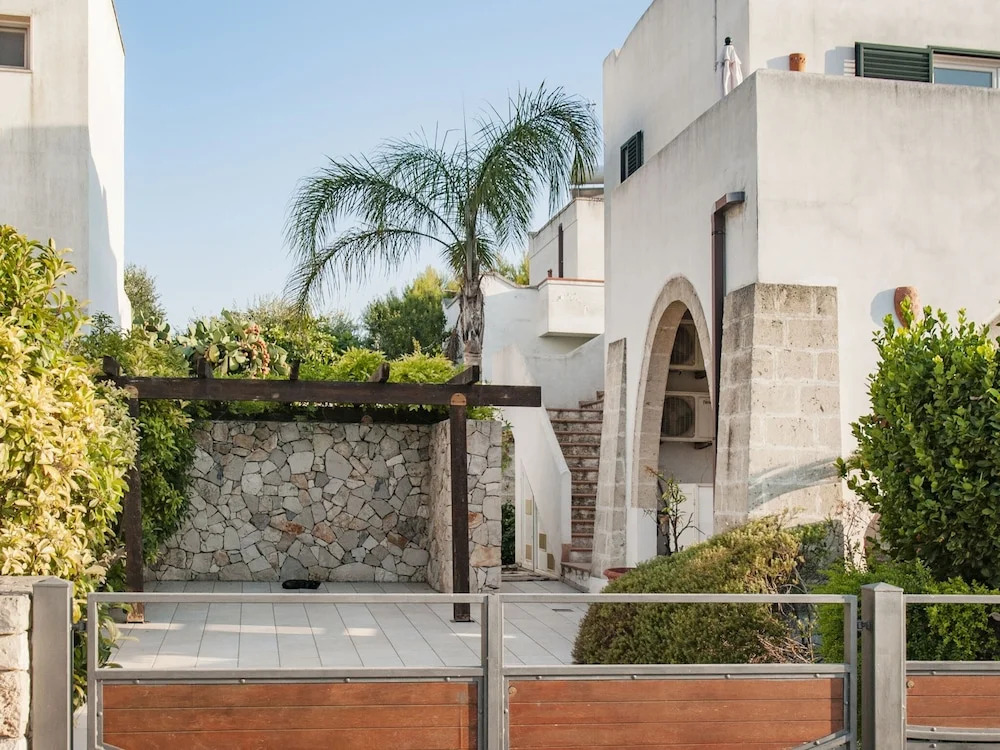 Apartment in Salento With Sea View & Pool
