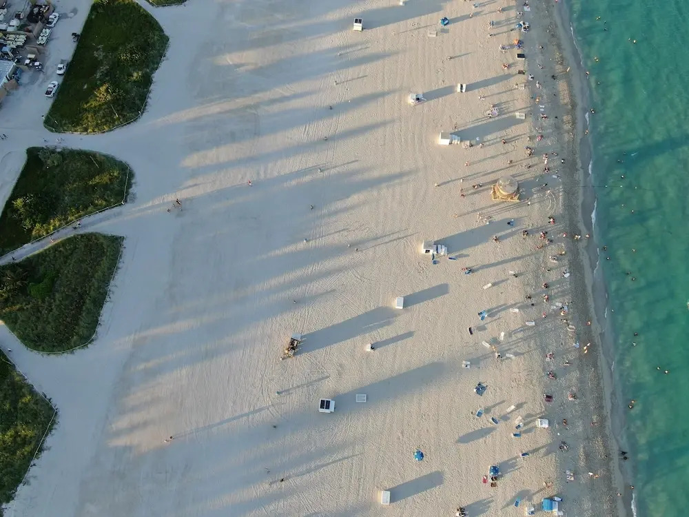 Deco Walk Hostel | Beach Club