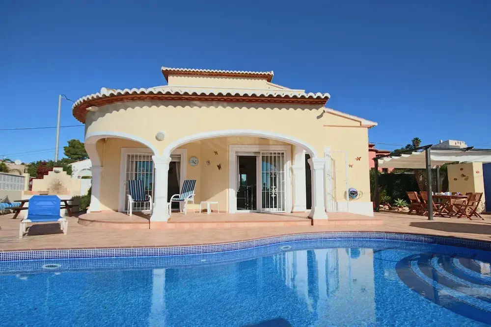 Sunny 3BR Villa w/ Endless Views & Heated Pool - Walk to Beach & Dining
