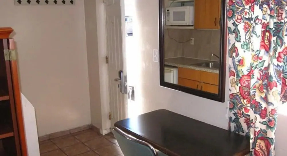 Crestwood Motel