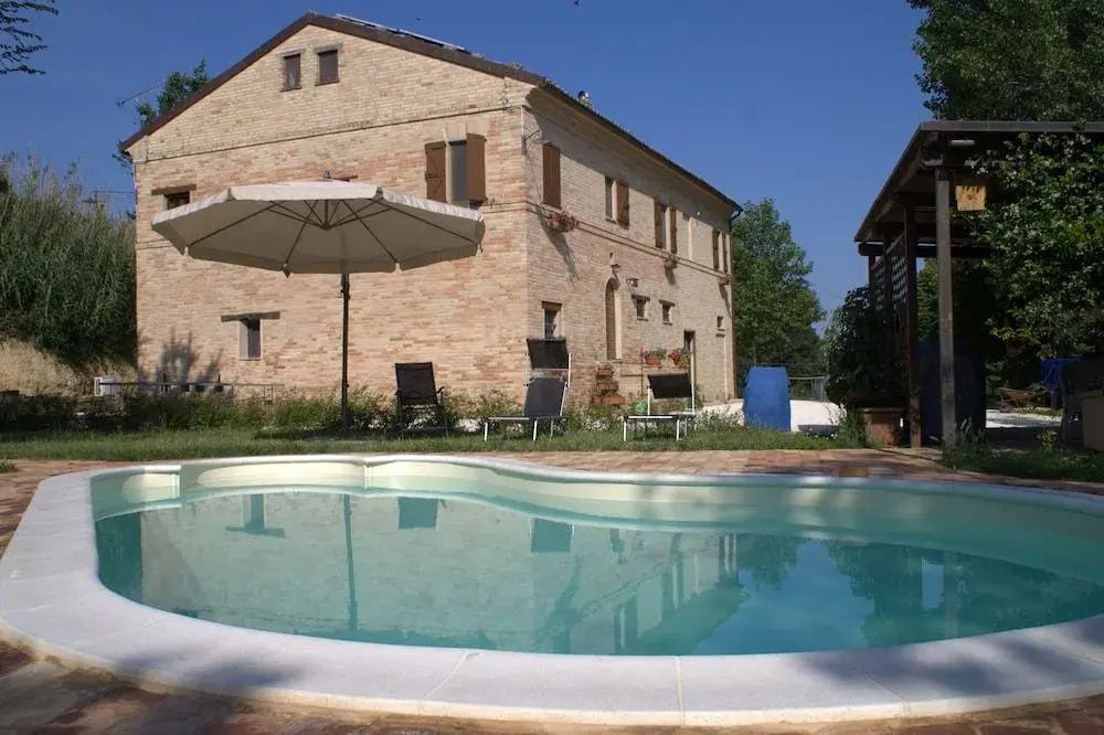 Casa il Girasole con piscina nelle Marche