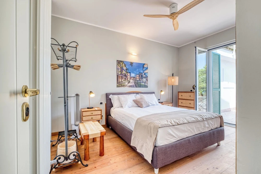Villa Luce del Sol with Pool - L - Happy Rentals
